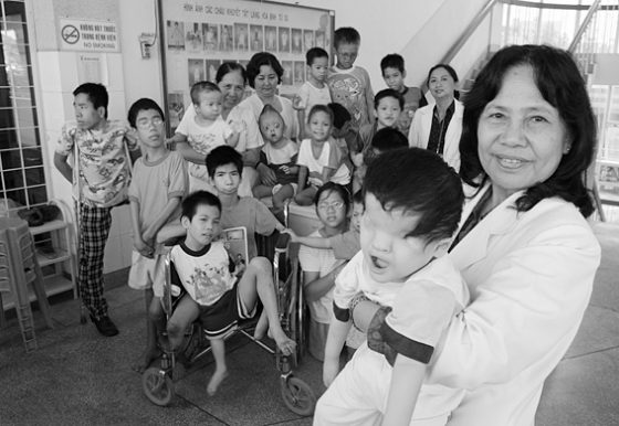 越南胡志明市阮教授與遭受橙劑影響的身障兒童。圖／Alexis Duclos @Wikimedia, CC by 3.0